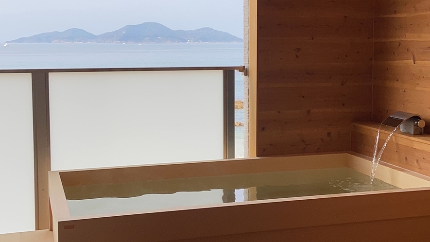 【露天風呂付】デラックス（2〜4名）：海を眺める露天風呂付客室。
