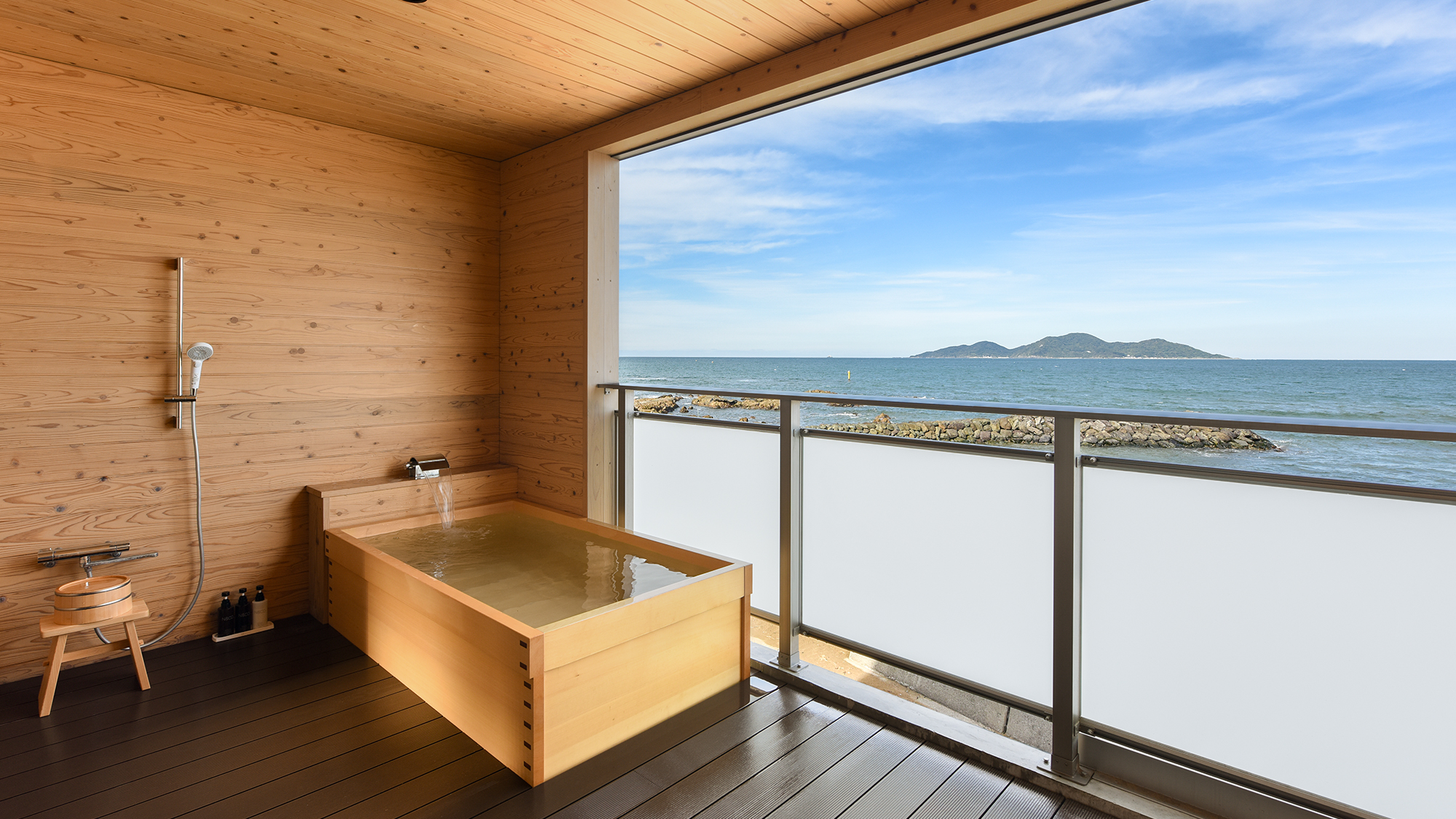 【離れ】プレミアムツイン(露天風呂付オーシャンフロント)。 海を眺める露天風呂付き客室。