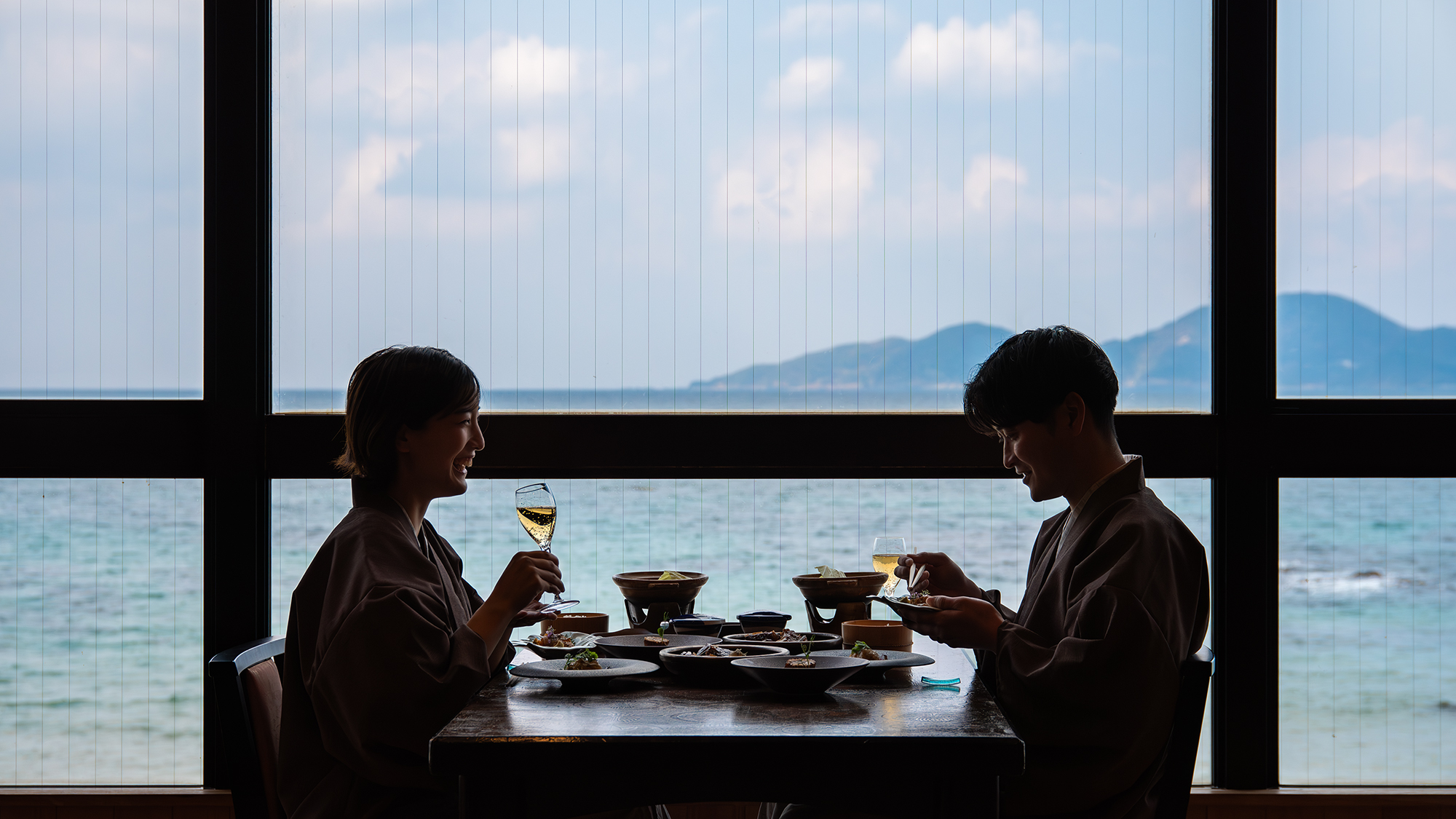 【お食事】海の景色と新鮮な海の幸の会席で特別なひとときをお過ごしください。