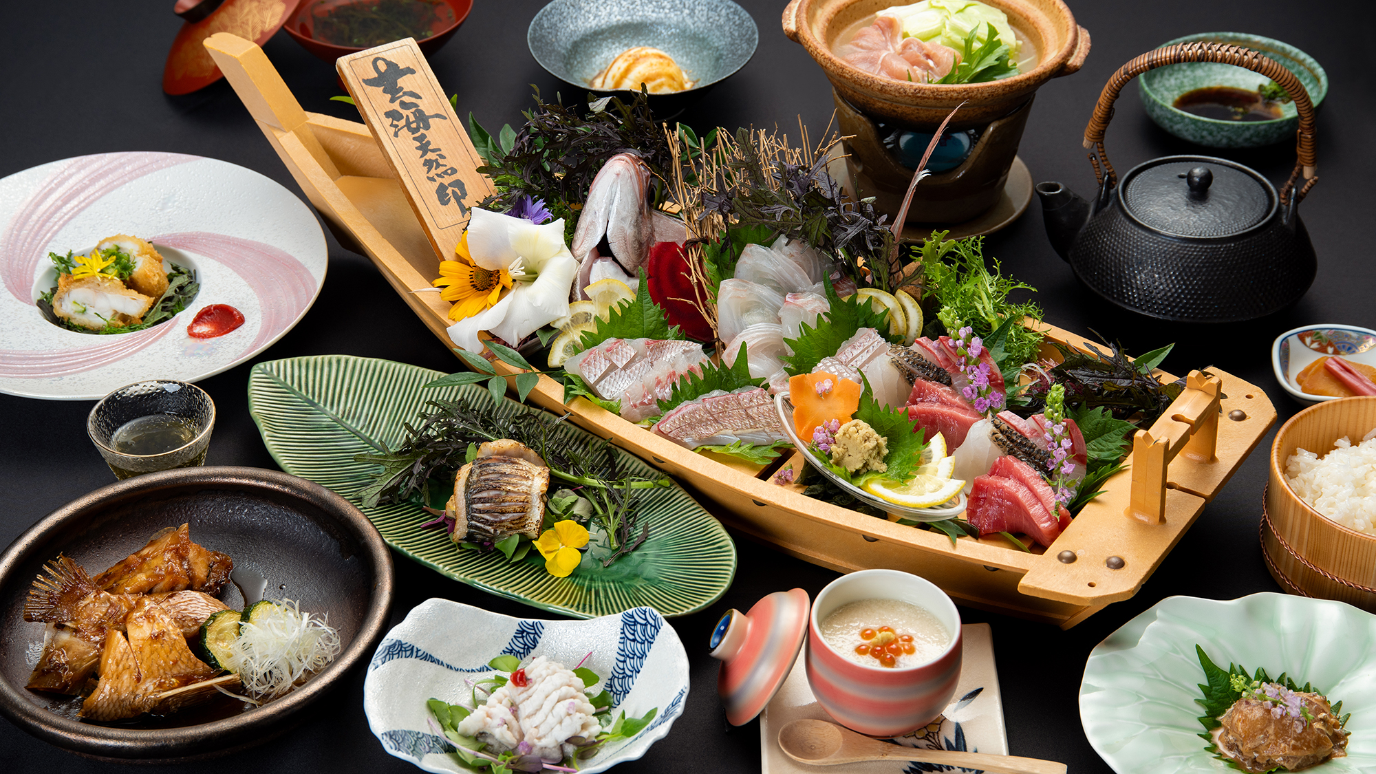 *【神の湊会席一例】旬の魚の姿造りをメインに、玄海旅館名物！鯛のかぶと煮など全11品をご用意。