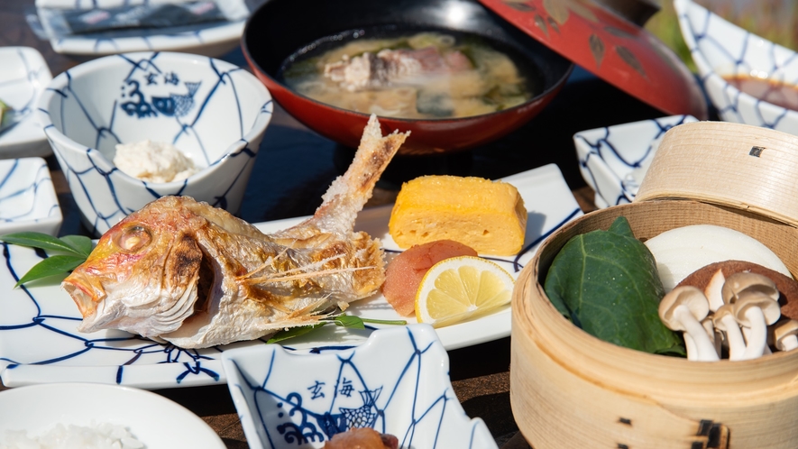 【朝食一例】魚の干物などの和朝食をご用意します。
