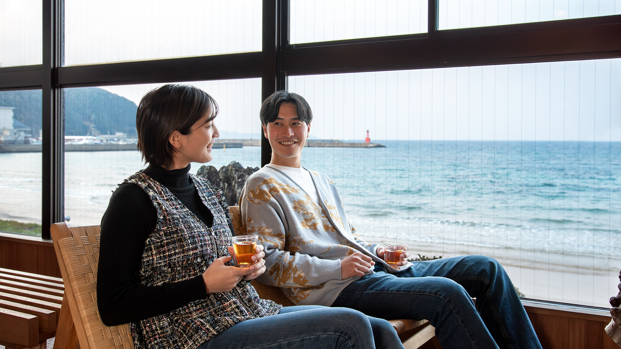 *【ウェルカムドリンク】ロビーで海を眺めながらほっと一息。