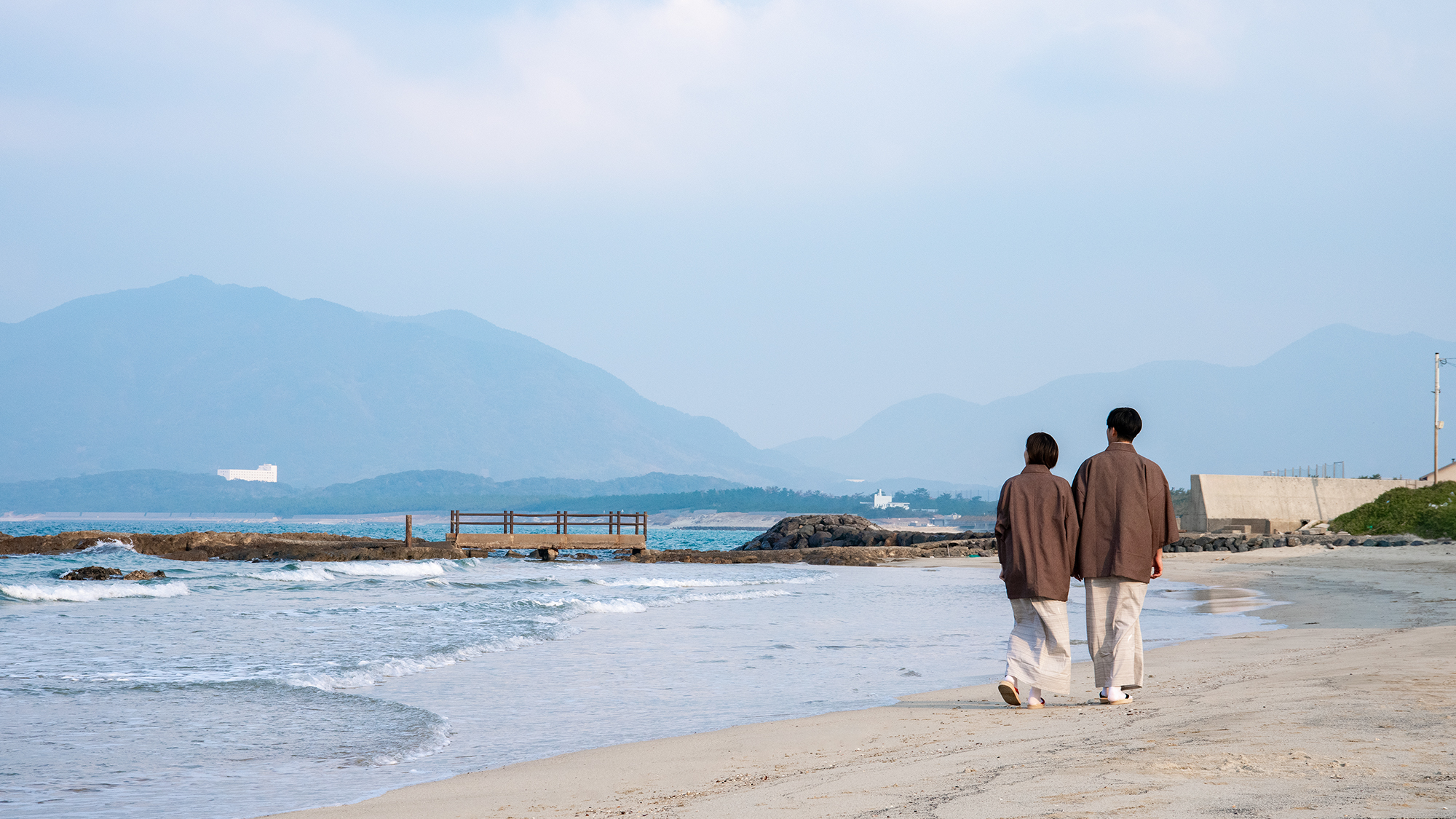 当館の目の前の海辺をお散歩するのもおすすめです♪