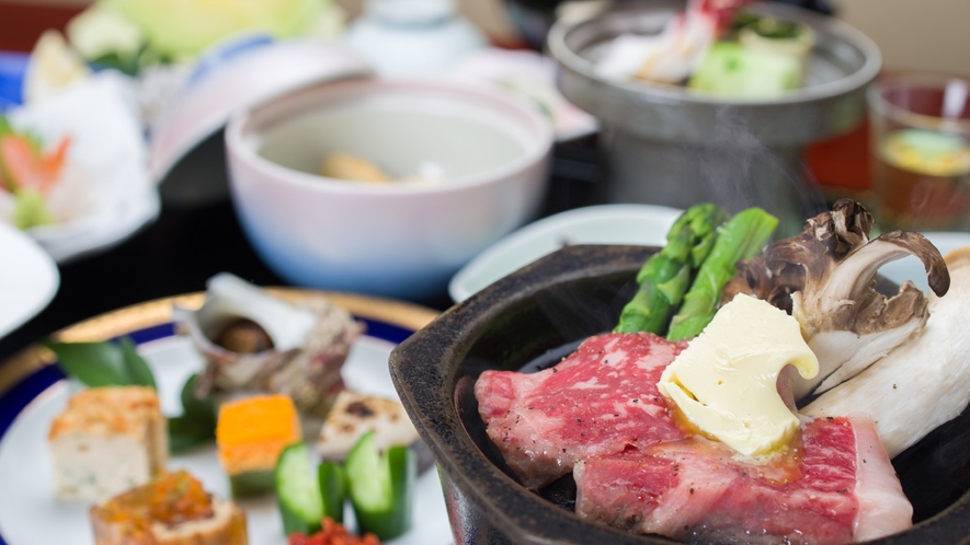 *ご夕食一例（栃木牛コース）／季節の食材を盛り込んだ会席料理です