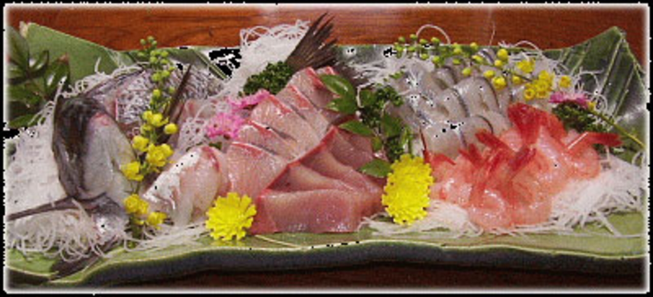 民宿つるやの刺身の盛り合わせ。七尾湾であがった地魚を大皿に盛った夕食