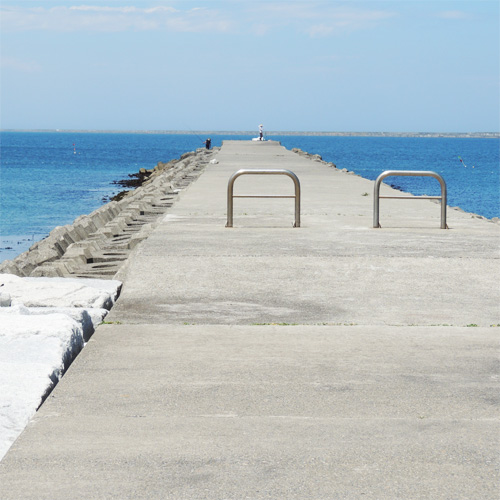 *[阿字ヶ浦海岸海水浴場]防波堤では釣りをする人の姿も。磯釣りスポットとしても人気。