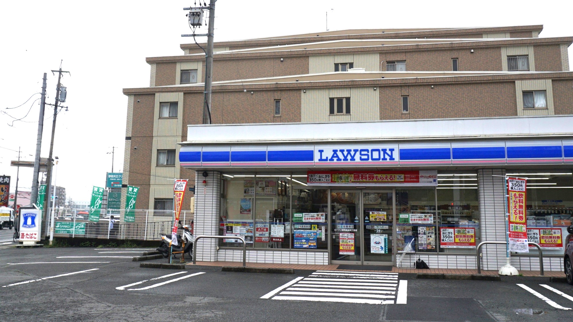 コンビニまでは徒歩1分♪