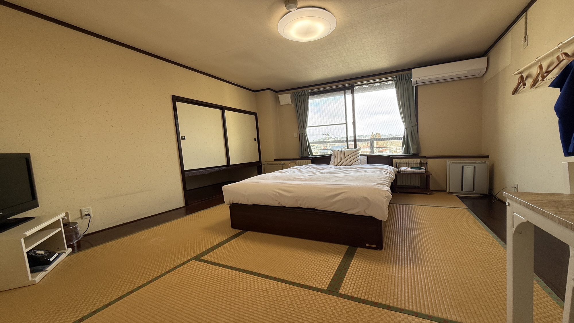 【和室6畳一例】小さめのシンプルな和室6畳タイプ。畳の上にベッドを置いております。