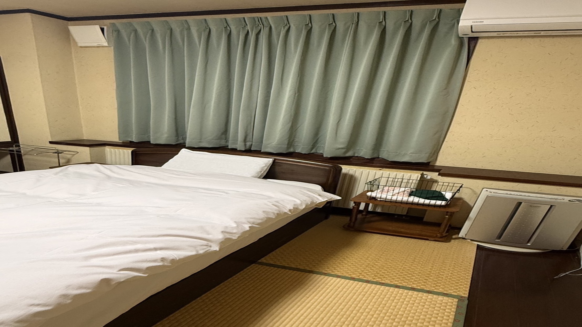 【和室6畳一例】小さめのシンプルな和室6畳タイプ。畳の上にベッドを置いております。