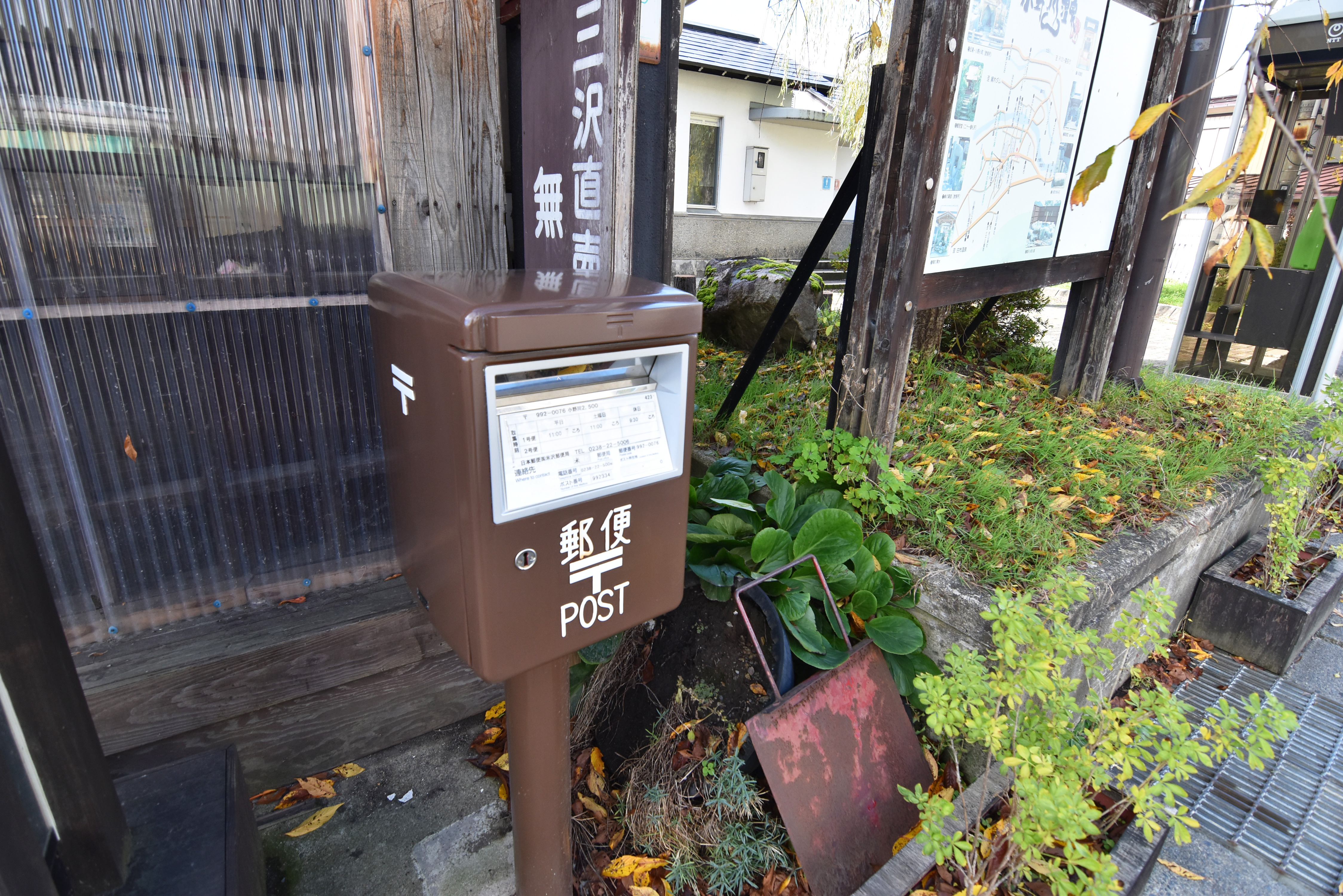 【小野川温泉街】街の至るところでレトロなバス停や建物があるのも街の魅力