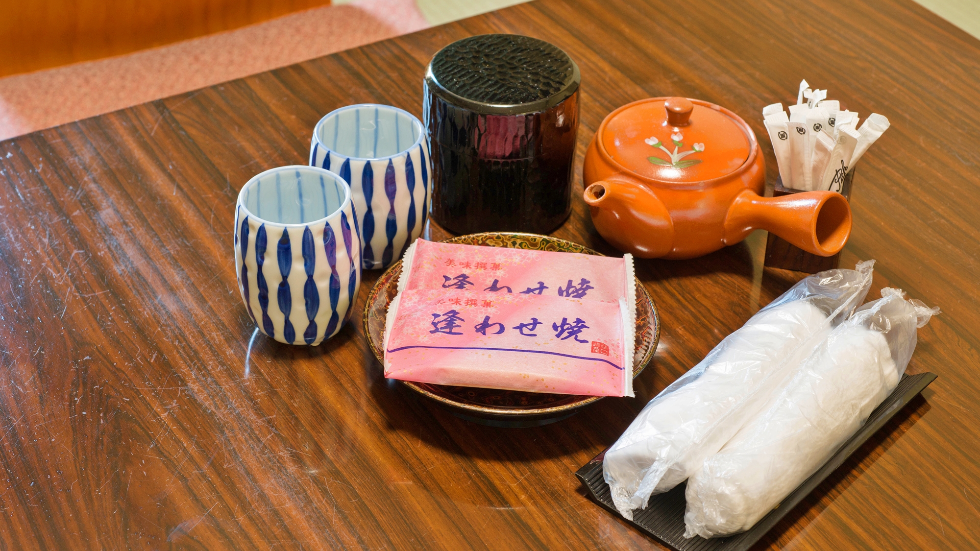 【アメニティ一例】現在はスティックタイプのお茶と梅茶をご準備しております。