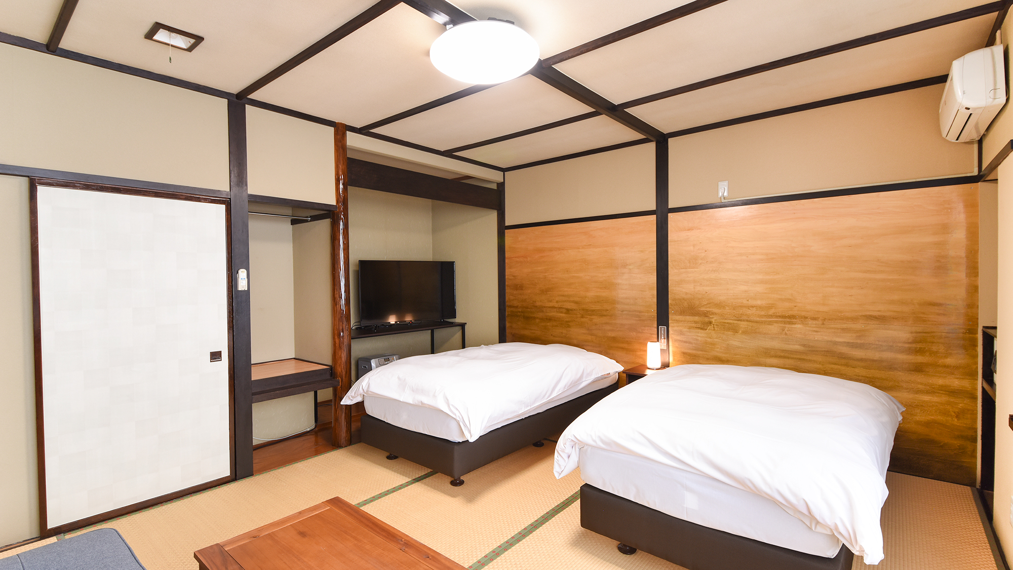 【ベッドルーム】シングルベッドが二つの和洋室10畳タイプです。カップル、ご夫婦におすすめ。
