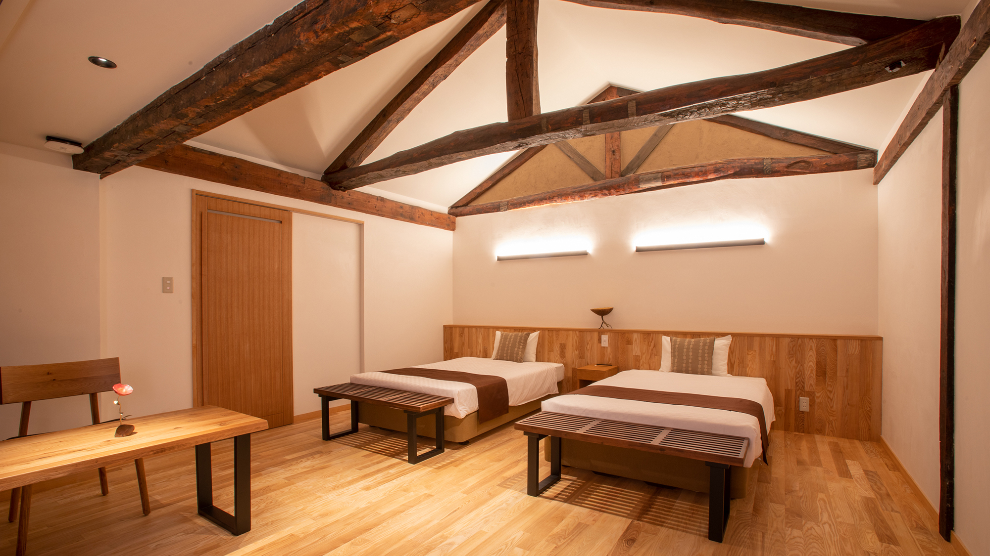 【エグゼクティブ和洋室B&rsquo;】ベッドルームは、蔵をリノベーションした開放感ある空間