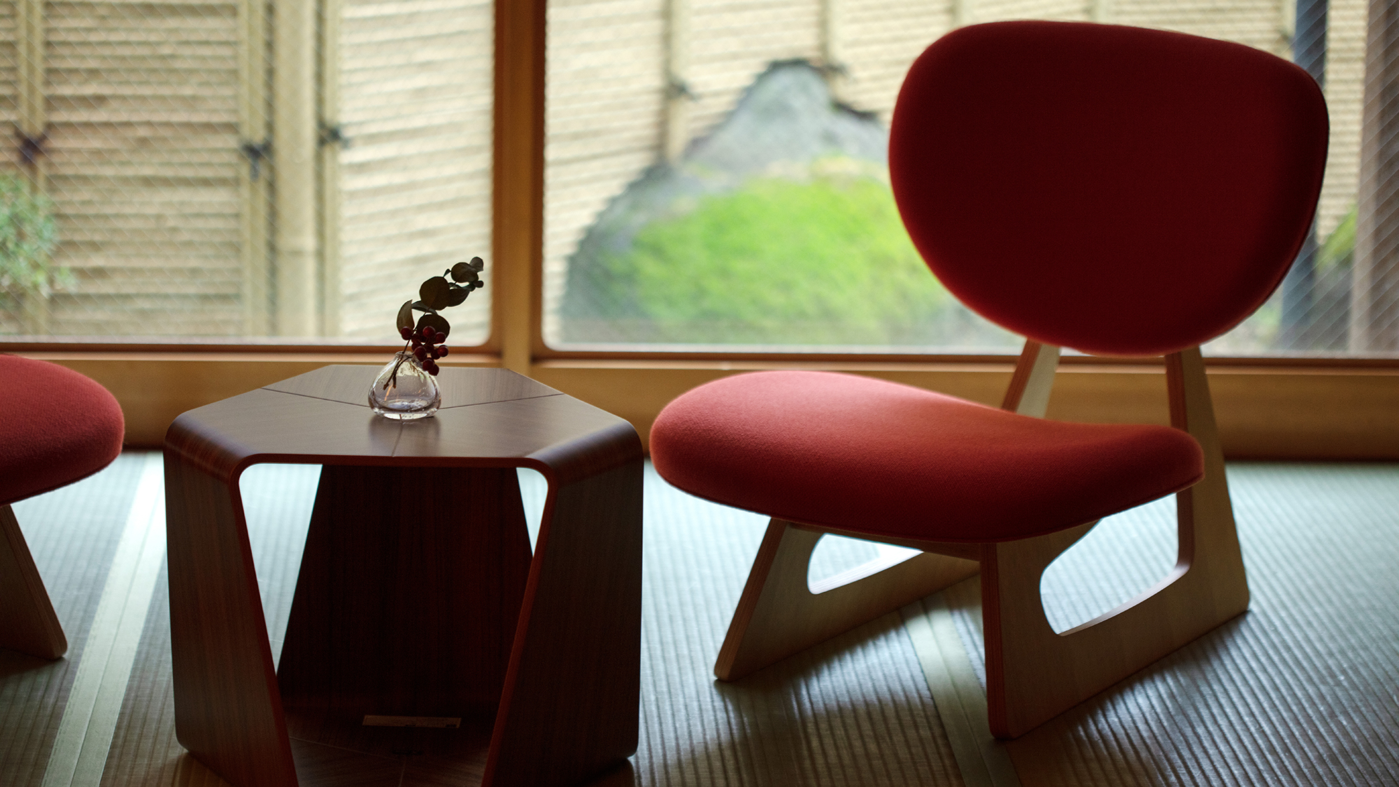 【別邸桜桃庵D‐スイート：124】落ち着いた空間に光る赤色のアクセント