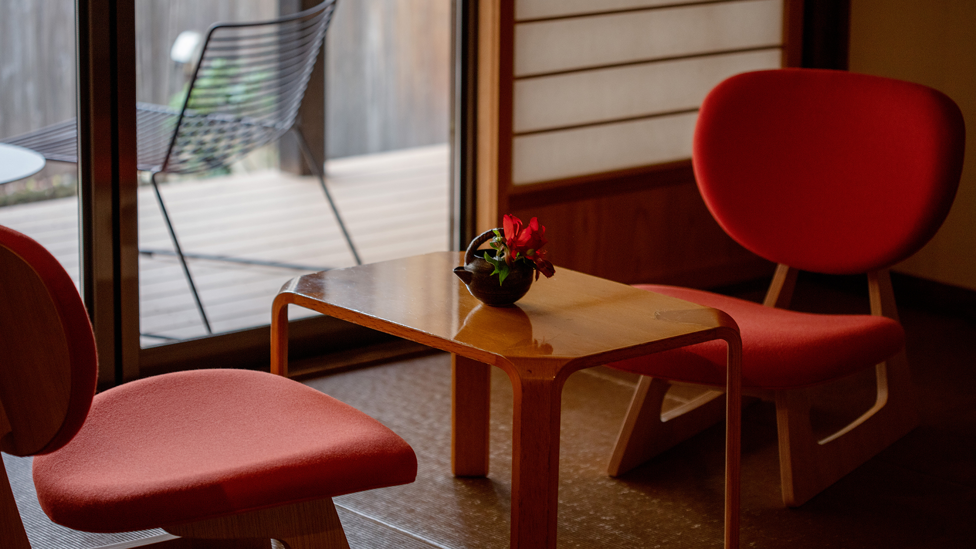 【別邸桜桃庵D‐スイート：122】落ち着いた空間に光る赤色のアクセント