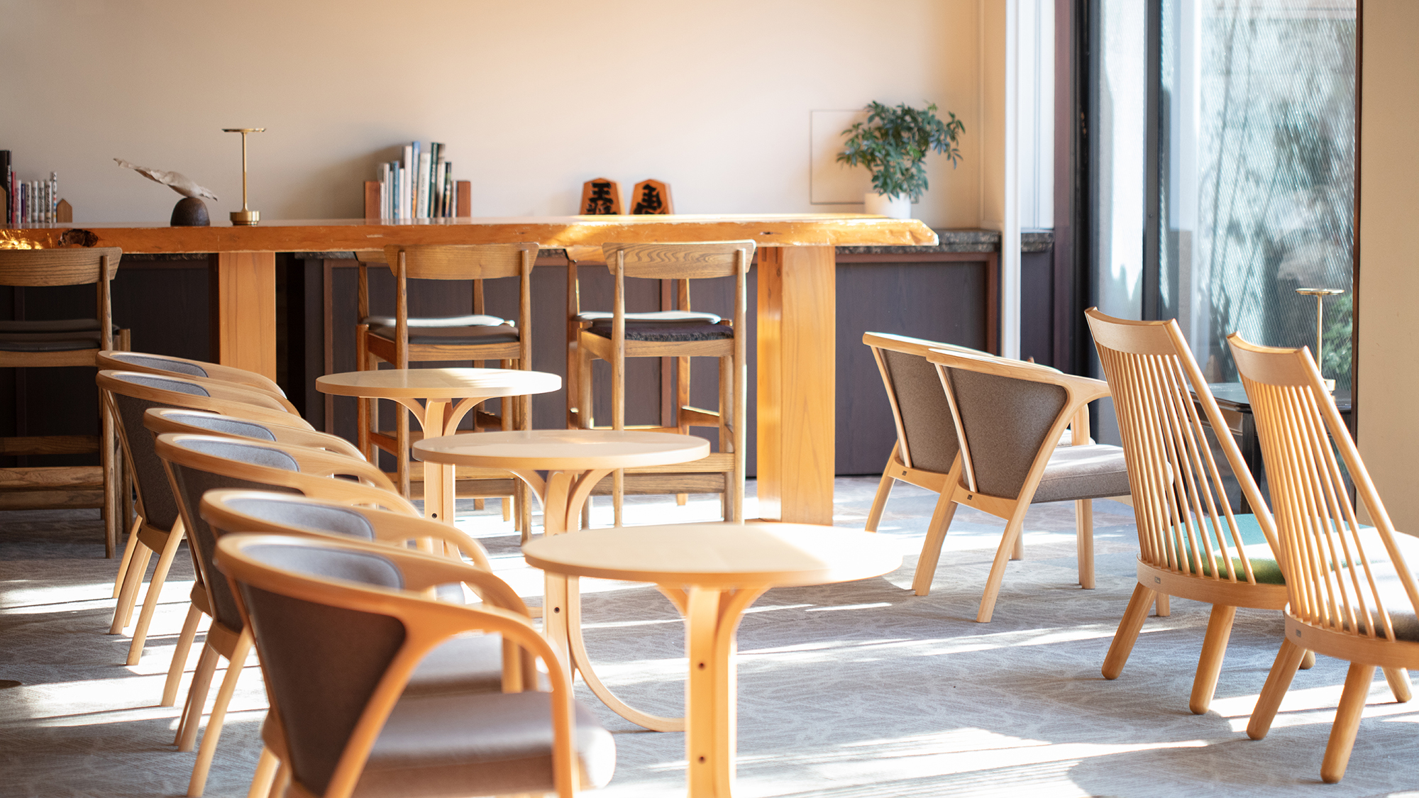 【ロビーラウンジ】椅子にゆったり腰掛け、おいしいビールをどうぞ。