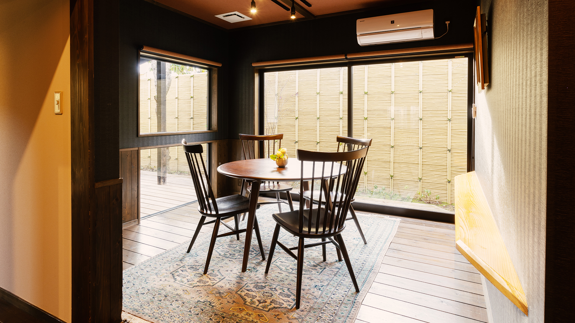 【別邸桜桃庵E‐ラグジュアリー：123】旅の会話に彩りを添える「ダイニングルーム」が自慢のお部屋