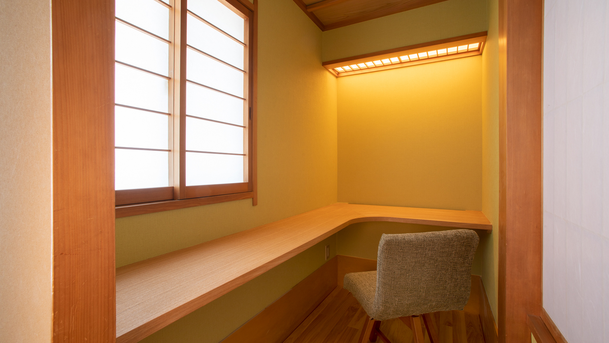 【一般客室B：205】ツキコマ棟には、作業・隠れ家のように使えるワーケーションスペースも。
