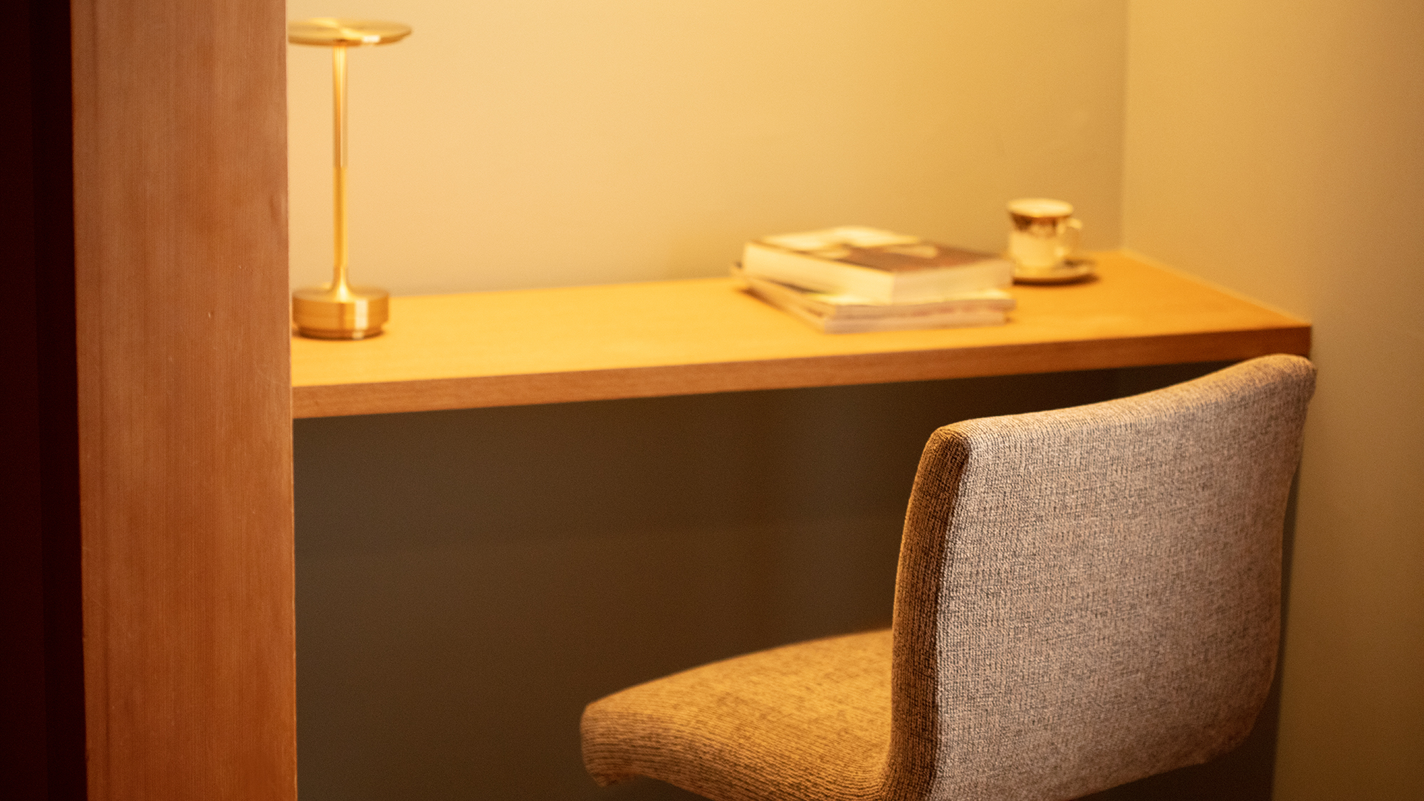 【一般客室B：206】ツキコマ棟には、作業・隠れ家のように使えるワーケーションスペースも。