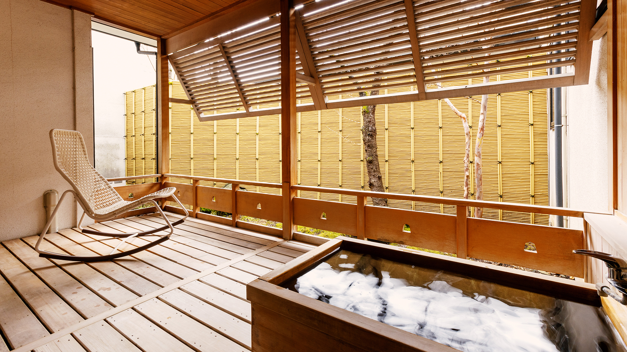 【別邸桜桃庵D‐スイート：124】風や木々の歌声に耳をすませながら、温泉でゆったりと。