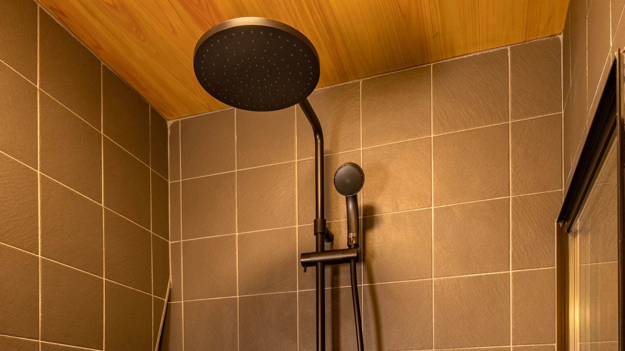 【別邸桜桃庵】一部客室には、身体を優しく包みこむオーバーヘッドシャワーを完備