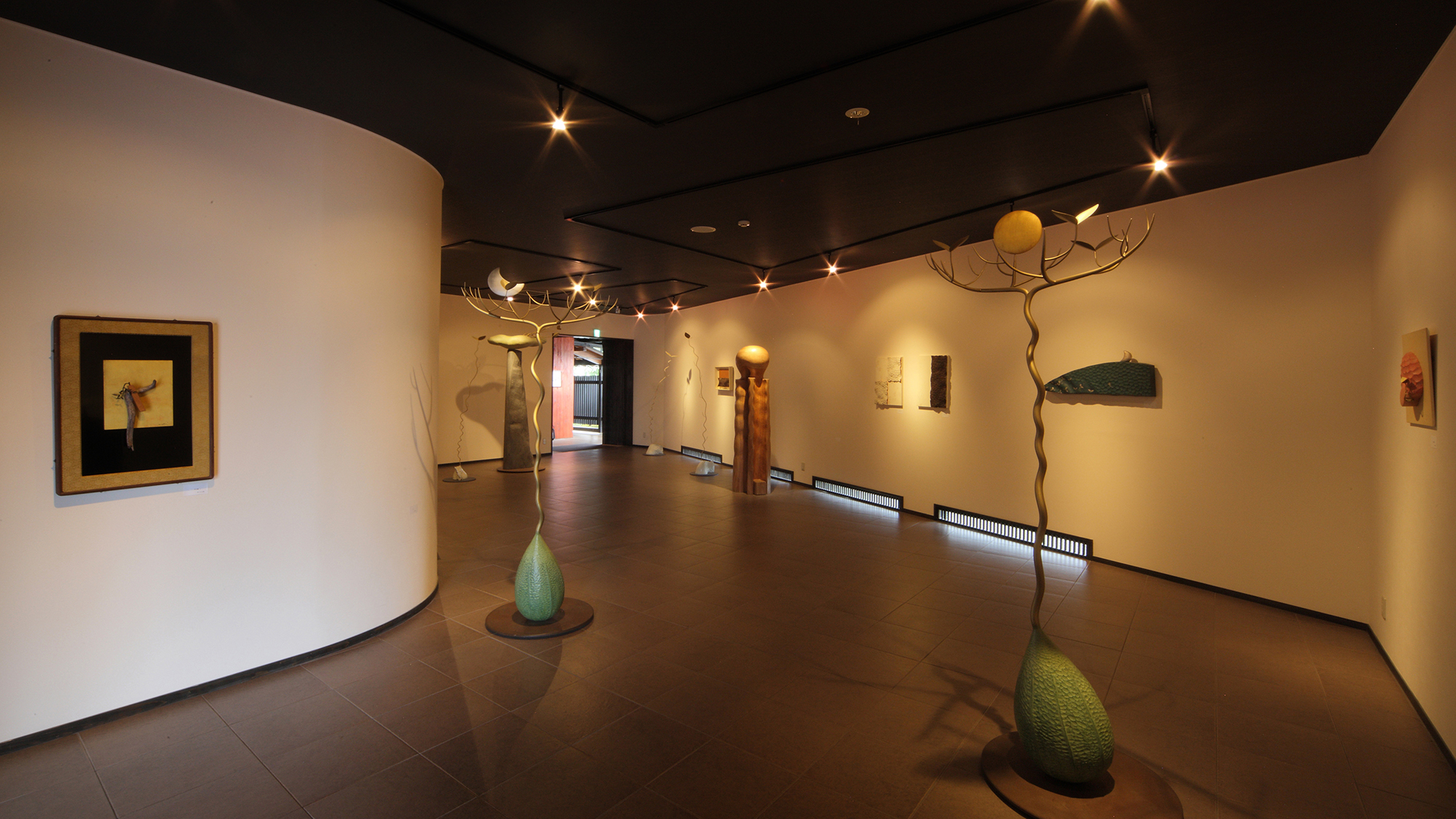 【アートギャラリー】彫刻家松田重仁の世界が、非日常の旅へ誘います。