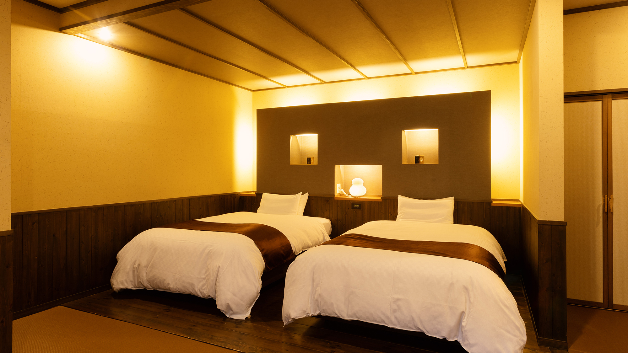 【別邸桜桃庵D‐スイート：122】セミダブルサイズの快適なベッド