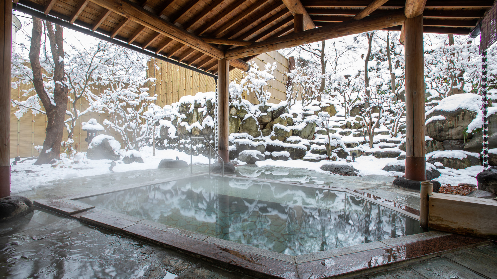 【大浴場‐露天風呂】季節の彩りを間近で感じていただけます。