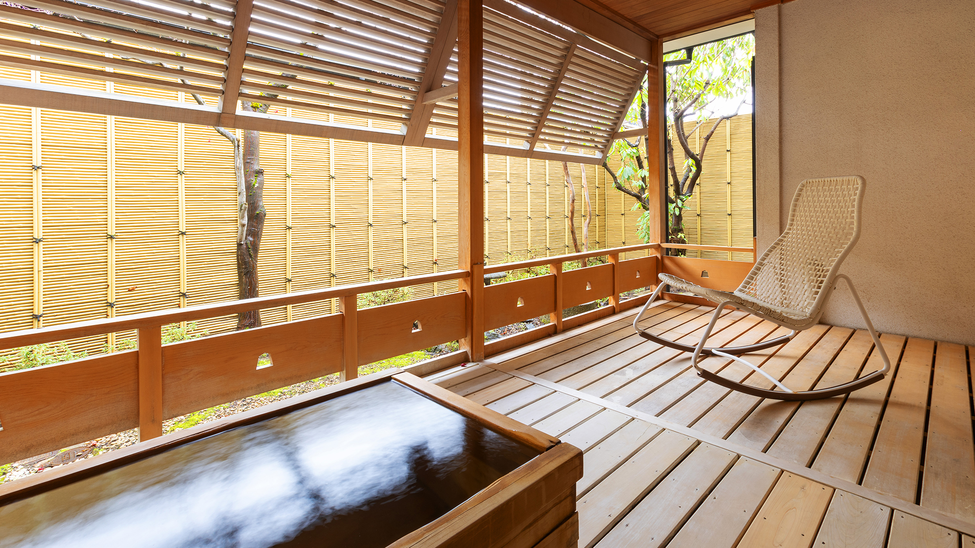 【別邸桜桃庵D‐スイート：124】風や木々の歌声に耳をすませながら、温泉でゆったりと。