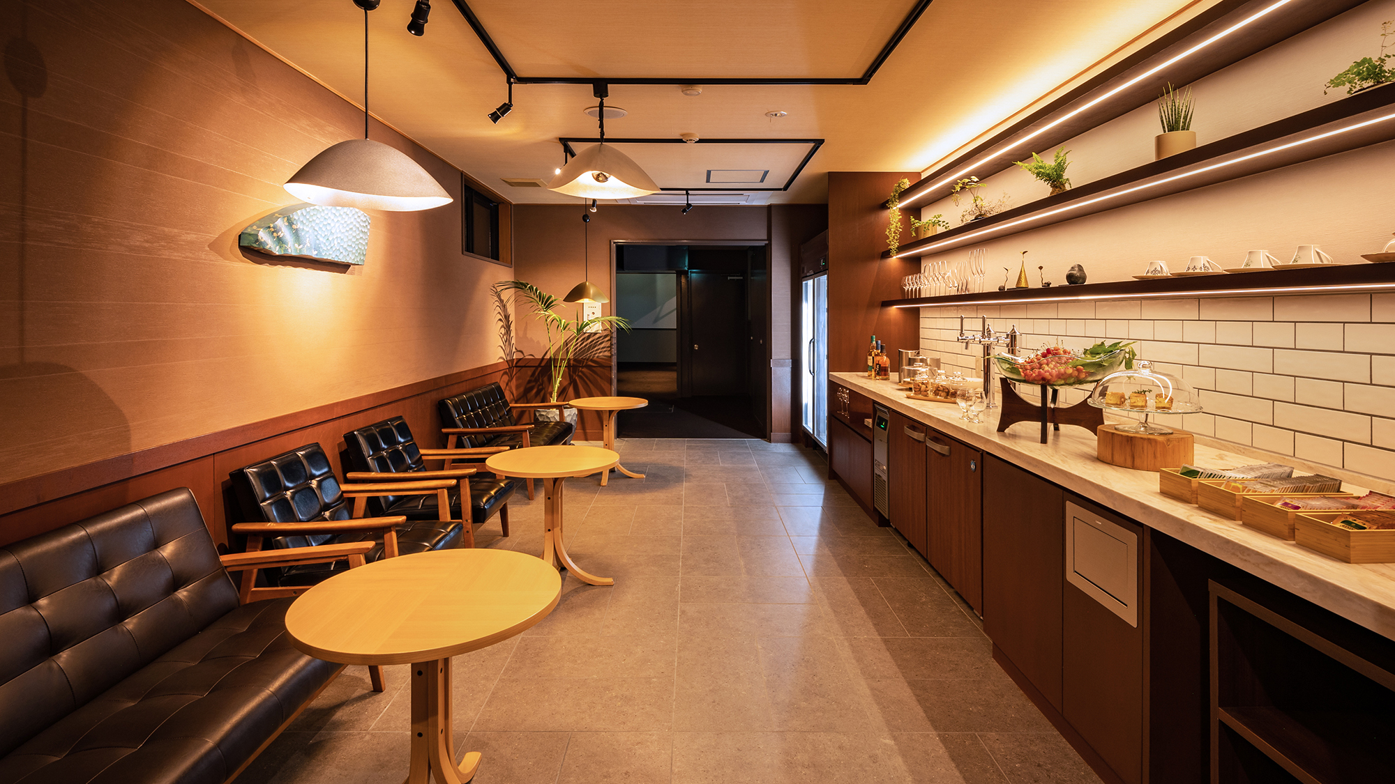 【別邸桜桃庵：専用プレミアムラウンジ】アルコール・フードなど、自由にお召し上がりいただけます。