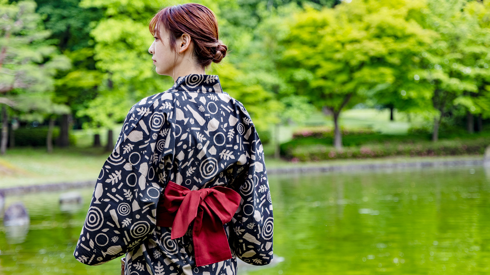 浴衣に身を包み、ゆったりと流れる時間に身を委ねるひととき。