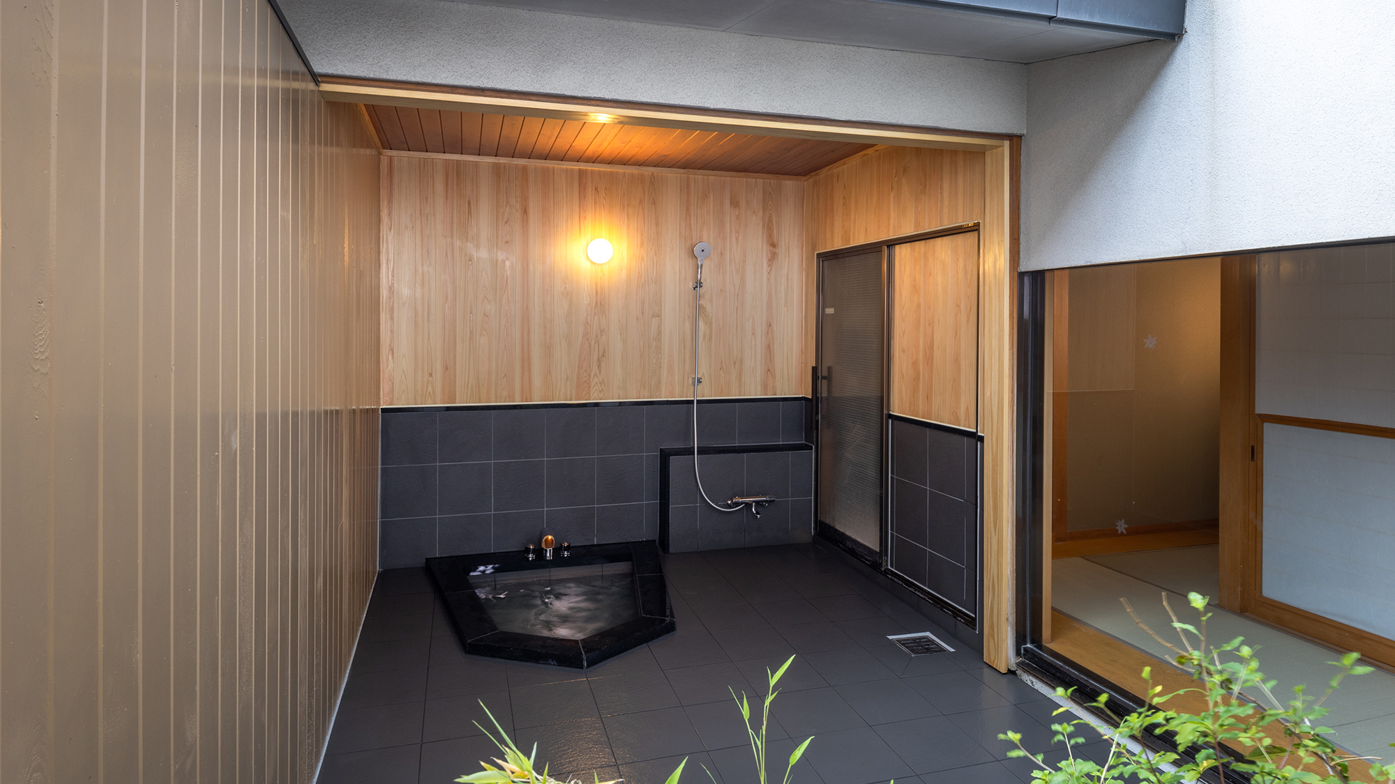 【別邸桜桃庵F‐スイート特別室：127】名産地天童ならではの、将棋駒の形をした露天風呂