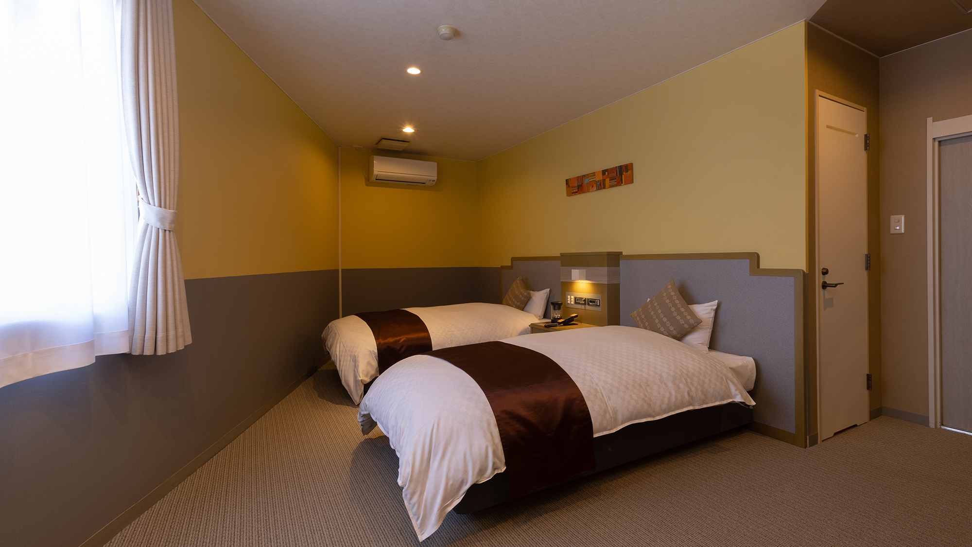 【洋室ツインルーム】気軽な旅に最適。シングル&times;2台のスタンダードなお部屋。