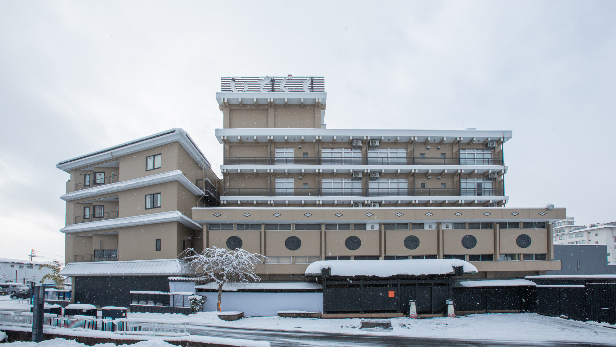 【アクセス】最寄りは山形新幹線「天童駅」。新幹線・電車・飛行機・お車どれでも快適な立地です。