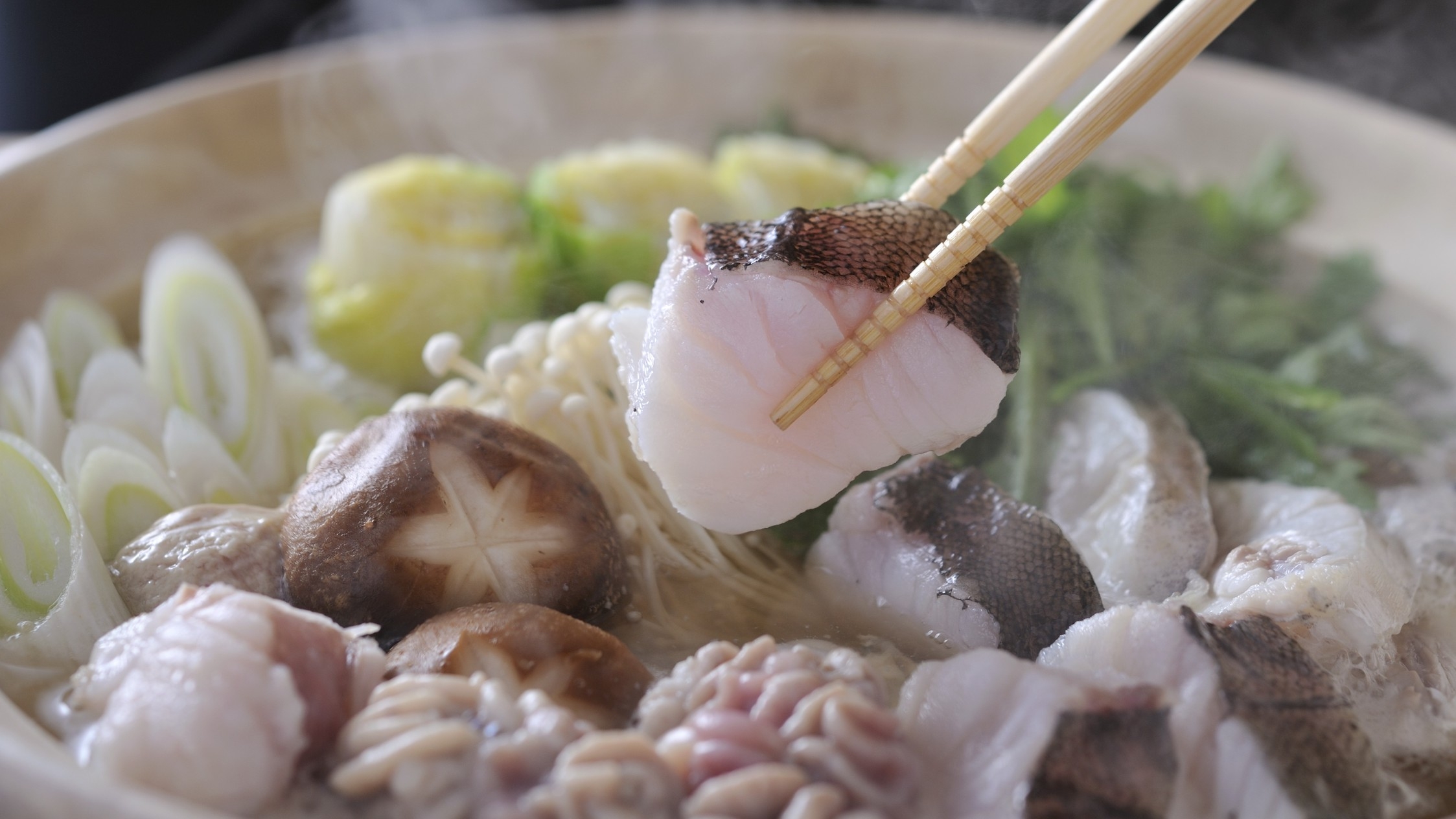 【ずわい蟹１杯付】冬の王様！『活ズワイ蟹』を贅沢に堪能《夕食・朝食お部屋食》