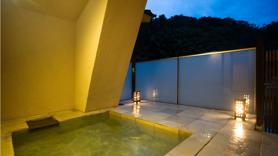 【露天風呂】最上階にある露天風呂。湯涌の山並みと満天の星空をお楽しみ頂けます。