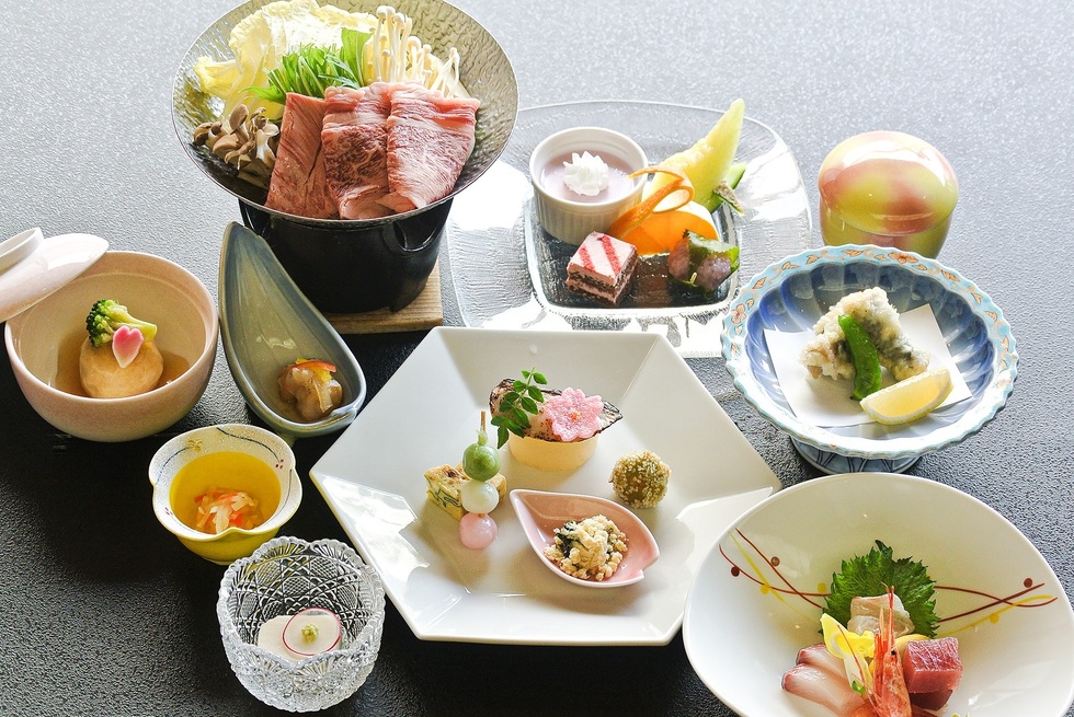 しあわせの村『本館』春の宿泊プラン ≪ 極（きわみ）≫ ※ご夕食時間 17時30分〜