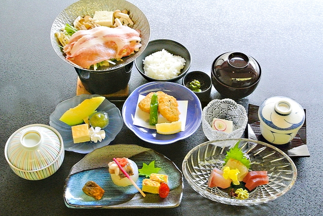 しあわせの村『本館』 休日宿泊プラン ≪ 華（はな） ≫  ※ご夕食時間 17時30分〜