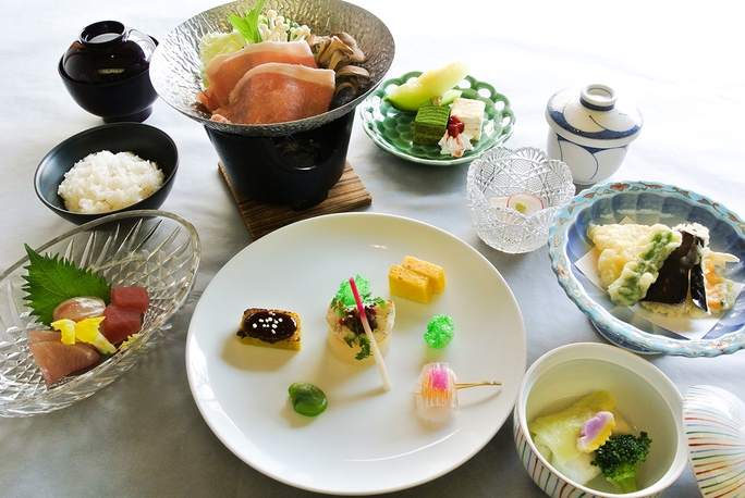 しあわせの村『本館』 夏の宿泊プラン ≪ 華（はな） ≫  ※ご夕食時間 17時30分〜
