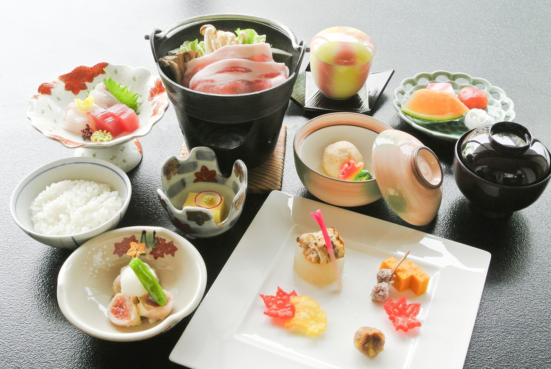しあわせの村『本館』 秋の宿泊プラン ≪ 華（はな） ≫  ※ご夕食時間 17時30分〜