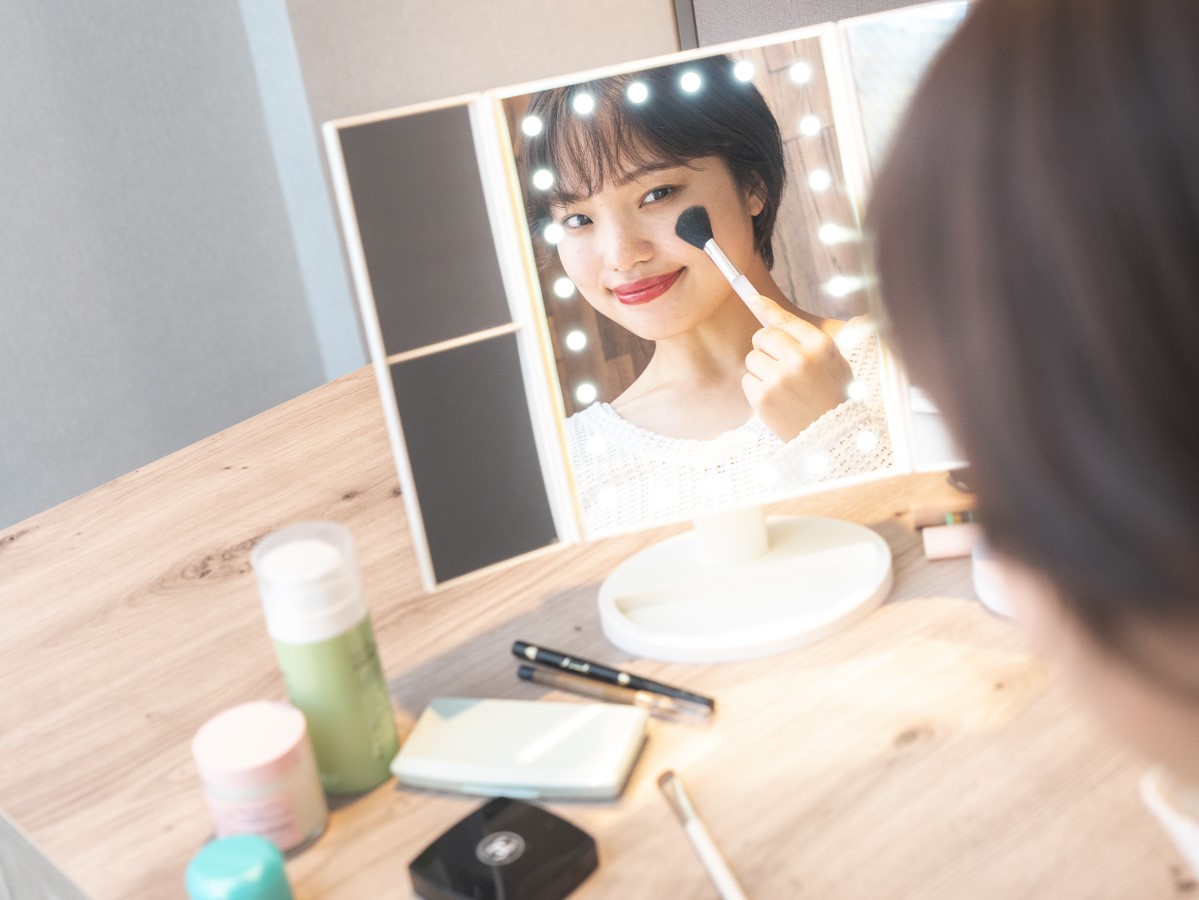 ライト付き三面鏡で女優さん気分♪