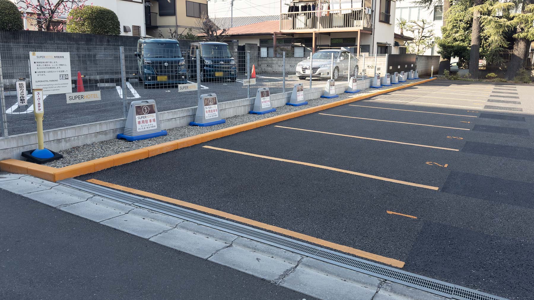 無料平面駐車場11台完備！