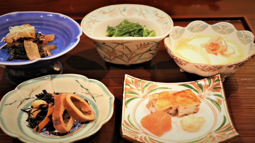 【朝食一例】ひじきと真烏賊の煮物　汲み豆腐など