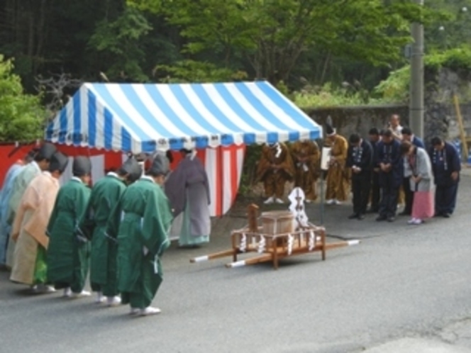 御神湯の湯汲み式