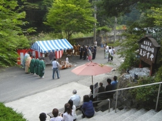 御神湯の湯汲み式