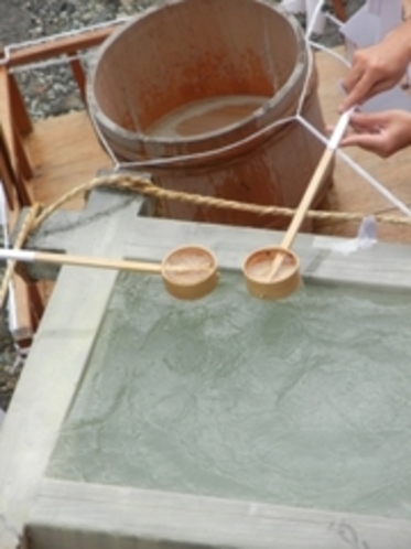 御神湯の湯汲み式