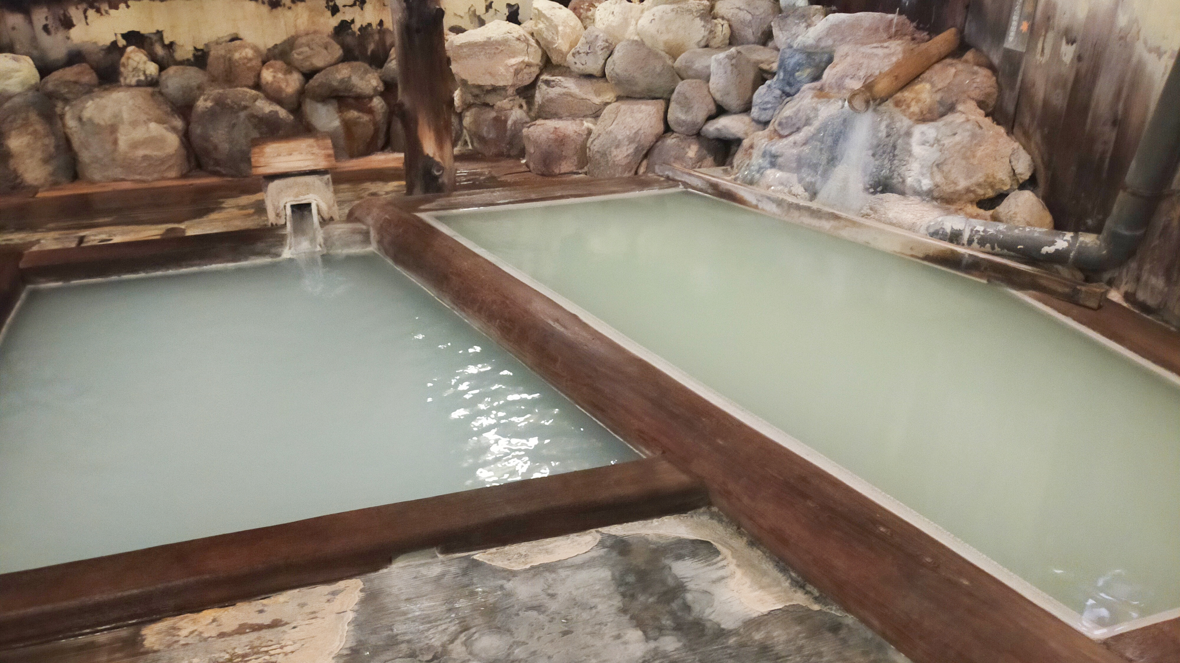 男性風呂(混浴)・左『梶原の湯』、右『弘法の湯』