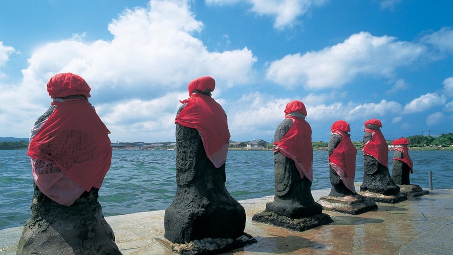 *【はらほげ地蔵】“海女の里“として知られ八幡浦の海中に祀られている、海岸に立つかわいらしい6地蔵♪