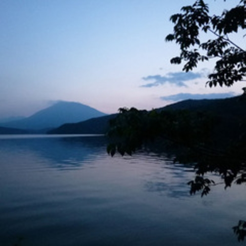 夕暮れの野尻湖