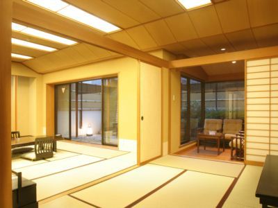 Japanese-style room ★ 12 tatami mats + 6 tatami mats + reception room + small garden (with bathroom and toilet)